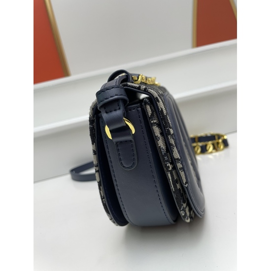 On July 20, 2023, the new Dior CD Signature handbag paired with shoulder straps is a new autumn 2023 product that combines modern style and elegant charm. Crafted with blue Oblique printed fabric, the front is adorned with a unique CD embossed logo. Equip
