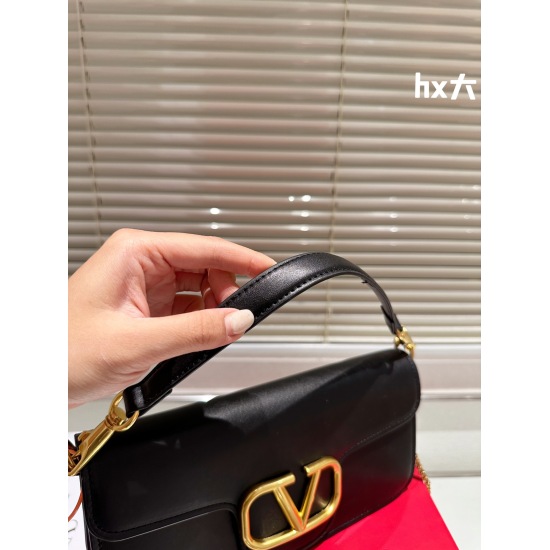 2023.11. 10 large P200 folding box ⚠️ Size 27.11 Valentino Loco shoulder bag, classic large V logo, and shoulder strap size is just right. It can be used to fit mobile phones and other items without worrying about not being able to fit, and this one is al