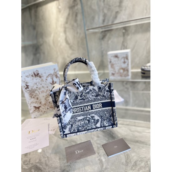 On October 7, 2023, the P250 Small Dior Book Tote is an original work signed by Christian Dior Art Director Maria Grazia Chiuri and has now become a classic of the brand. This small style is designed specifically to accommodate all your daily necessities,