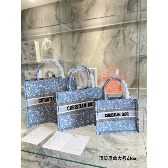 On October 7, 2023, p335 is a top tier original order with a large size of 41cm, full of artistic atmosphere. O Dior Tote Dream Sky Collection DIOR CIEL DE REVE Dream Sky # 22Fall, a new autumn style with dreamy multi-color pattern embroidery. Inspired by