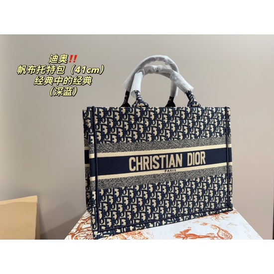 2023.10.07 Large P170 box ⚠️ Size 41.31 medium P165 with box ⚠️ Size 36.28 Small P155 with box ⚠️ Size 27.21 Dior Canvas Tote Bag Book Tote Classic classic atmosphere without losing personality Any combination can be easily controlled is a must-have item 