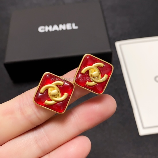 On July 23, 2023, the new Chanel Xiaoxiang Double C simple square red festive small earrings are really super beautiful. The design is simple, but the wearing effect is amazing. Even small earrings like mine are very good. The brass material on the ear is
