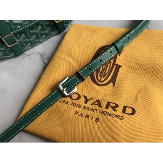 20240320 Small 730 [Goyard Goya] The newly launched Belvdre double stripe messenger bag features the most classic features of simplicity, elegance, and lightweight practicality. The leather edging highlights the outline of the bag in a linear manner, and 