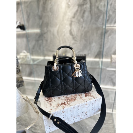 On October 7, 2023, the sheepskin p340LADY DIOR 95.22LADY 95.22 handbag reinterprets the outline of the LADY DIOR handbag, echoing the year when the classic LADY DIOR handbag was born (1995) and the year when the handbag was reinterpreted (2022), paying t