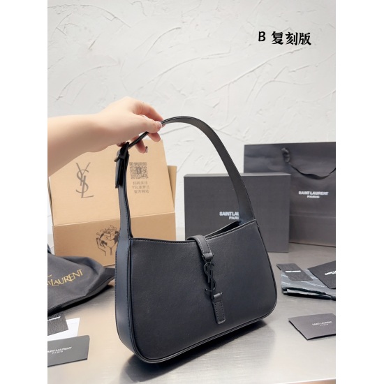 2023.10.1 Plain 190 Crocodile 195 Complete Gift Box Packaging Recommendation: Yangshulin YSL Underarm Bag is a perfect underarm bag for autumn and winter~I've seen Celine Gucci Prada too much Yang Shulin's bag is very novel, with a vintage crocodile patte