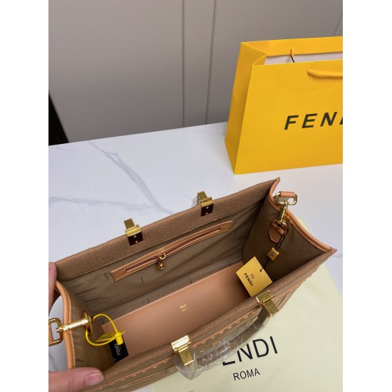 2023.10.26 P215 (no box) size: 3530FENDI Fendi's latest woolen tote bag: The body is very lightweight, with wide shoulder straps: The color is super versatile when disassembled, and the upper body becomes queen in one second