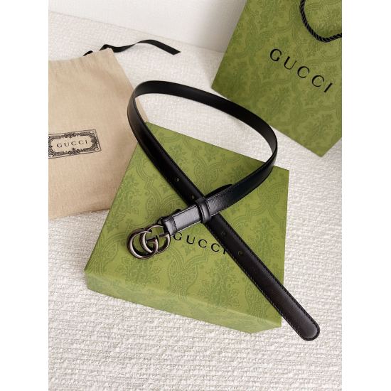 On December 14, 2023, Gucci's new 2.0 Aria Fashion Ode series launched multiple single tone accessories, presenting classic designs with a minimalist and modern atmosphere. This GG Marmont series belt is made of black leather and adorned with a double G b