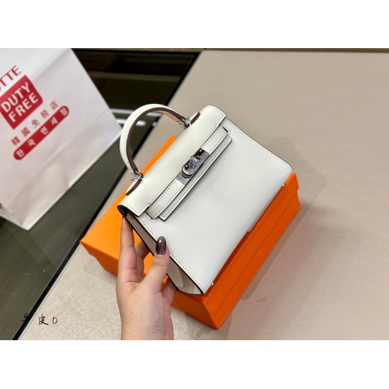 2023.10.29 230 box size: 20cm Herm è s Kellymini second-generation real wife looks good, although the capacity is a bit small ⚠️ Put down your phone and pretend to be cute! ⚠️ The latest cowhide bag is special and textured!