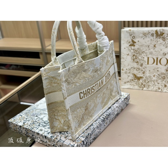 On October 7, 2023, the 310 box comes with Dior original fabric jacquard Dior book tote. This year's favorite shopping bag tote, which I have used the most times, is the Dior. Due to its huge capacity, everything is placed inside, and the concave shape mu