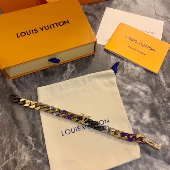 2023.07.11  CHAINS LETTERING Cuba Colorful Diamond Bracelet Virgil Abloh broke through traditional barriers on the 2020 Spring/Summer runway. This Chains Lettering necklace continues its spirit with an innovative will. Metal and ceramics shape exquisite c