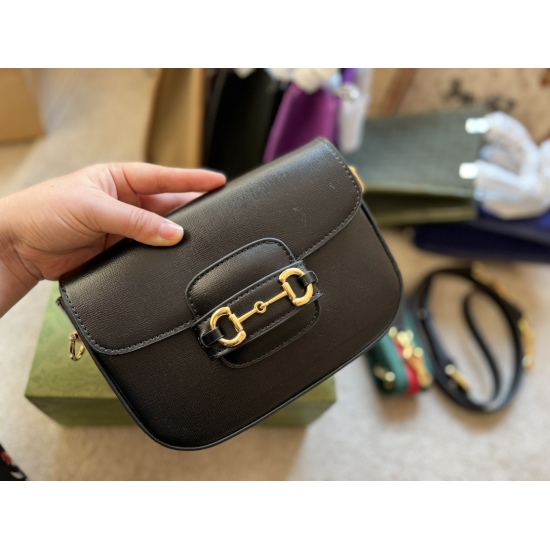 On March 3, 2023, with a random tap, 215 comes with a box size of 20 * 14cm saddle bag. Your beloved mini size has finally been arranged, which is huge and cute, and paired with two shoulder straps. The perfect combination of thick and thin shoulder strap