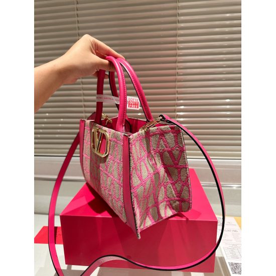 2023.11.10 P215 Folding gift box Valentino Valentino Loco is a must for beautiful fairies. It's also very beautiful. Bags with one shoulder bags unlock fashion charm. cool and cute. The most beautiful girl in the whole street. Size 28