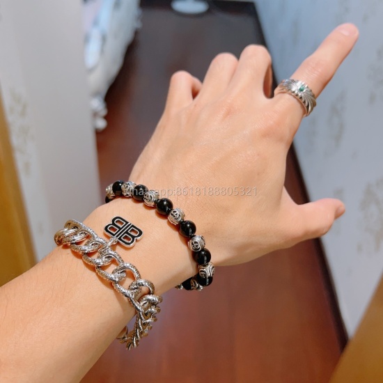 2023.07.23 Gucci Bracelet, the latest natural agate bracelet for both men and women, with a higher level of star grade. The Anger Forest series has a double g agate crystal bracelet, with dimensions of 16-24 cm. The details of the bracelet are old and pro