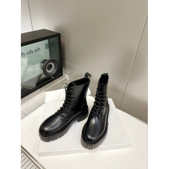 2024.01.05 310 2022ss Celine New Martin Short Boots |, Lace up British style Martin short boots can also be worn in summer Martin boots, comfortable, breathable, simple and durable, timeless classic in the fashion industry. The retro British style allows 