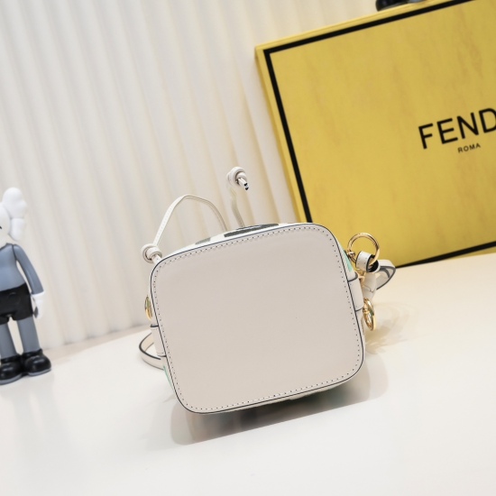 On March 7, 2024, the 760 FENDI small bucket has a large capacity and is really great for carrying. The new FENDI small bucket feels very fashionable and retro on the street. Although it is a small mini bucket bag, it can really hold up to its full capaci