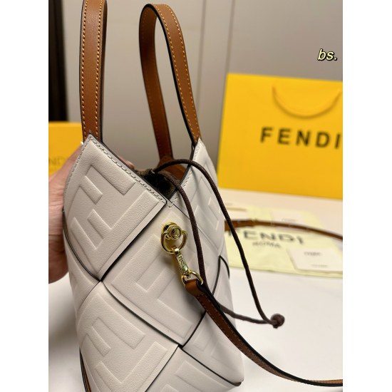 2023.10.26 P165 (with box) size: 1020FENDI Spring/Summer New Water Bucket Bag Two Piece Set Decorated with Fendi Logo Embossed Embossing Technology, Inside Paired with Old Flower Inner Tank, Equipped with Long Shoulder Strap: Single Shoulder Back or Cross