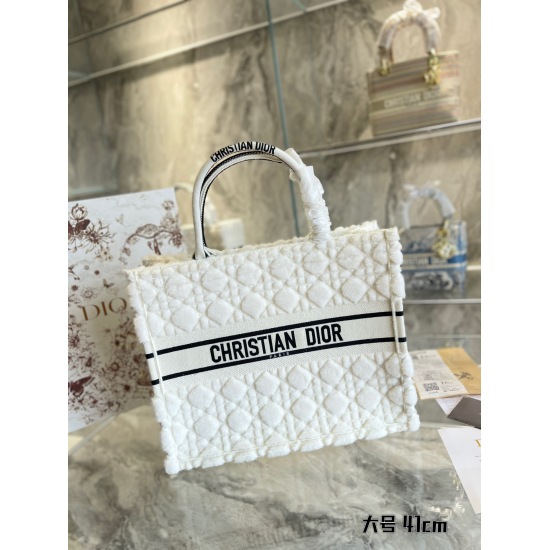 On October 7, 2023, p330Dior, 2022, the furry tote of autumn and winter is here~At first glance, it's a heartbeat signal. C. n Due to his size, the first tote in life is Old Flower Medium! Having been a mommy bag for a few years, I have truly maximized it