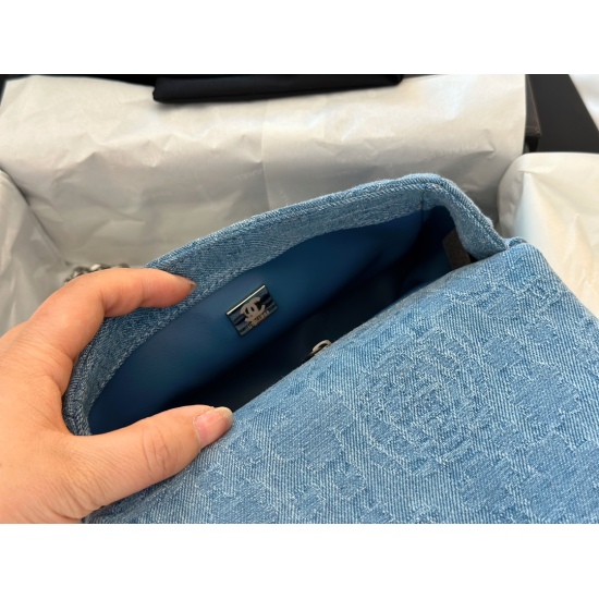 2023.09.03 520 ‼ Gift ‼ 190 box size: 19 * 15cm Xiaoxiangjia 23pv Spring/Summer denim square fat man love adjustment buckle denim material fragrance~Camellia flower pattern is good, especially the actual product is very beautiful. The blue feeling is very