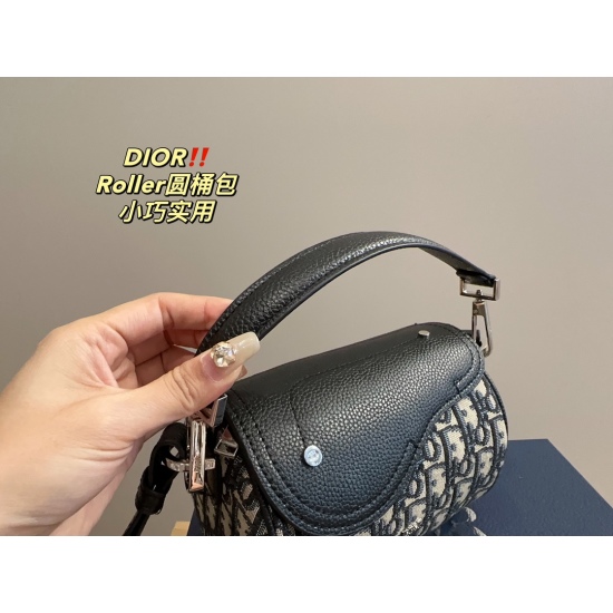 2023.10.07 Large P200 box ⚠️ Size 20.12 Small P195 with box ⚠️ The size of the 17.12 Dior Roller bucket bag has a cool feeling on the upper body, which is suitable for both men and women. Any combination can be easily controlled
