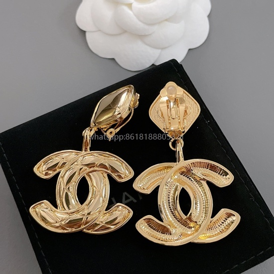 2023.07.23 High quality details as shown in the Xiangling shaped hanging double c ear clip, C Vintage series! As Ms. Coco said, 