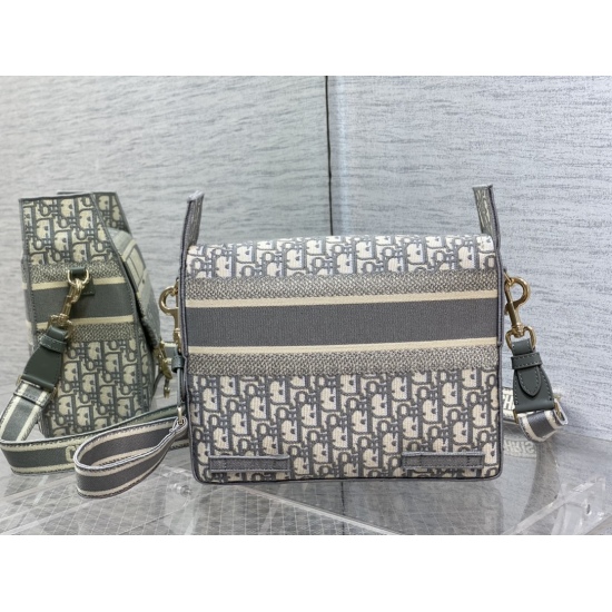 20231126 Large 860 Dior: The latest messenger bag features a brand new lock buckle design, full of delicacy, adjustable letter shoulder straps, paired with classic vintage letters and a retro large logo design, casual yet fashionable, suitable for both me