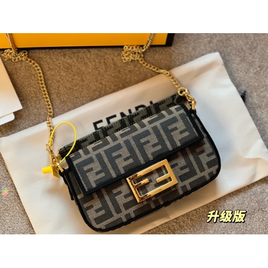 On October 26, 2023, the 210 box (upgraded version) size: 18 * 10cm Fendi Baguette is not a problem with single shoulder or diagonal spans, giving it a lazy and lazy street style. Small and cute! Super user-friendly!