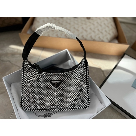 On November 6, 2023, a real photo of the shipment of 205 comes with a box size of 23 * 13cmprad. The crystal hobo bag is definitely not immune to this fully drilled pit bag, although it is small, its capacity is large! Enough for daily use~Various party b
