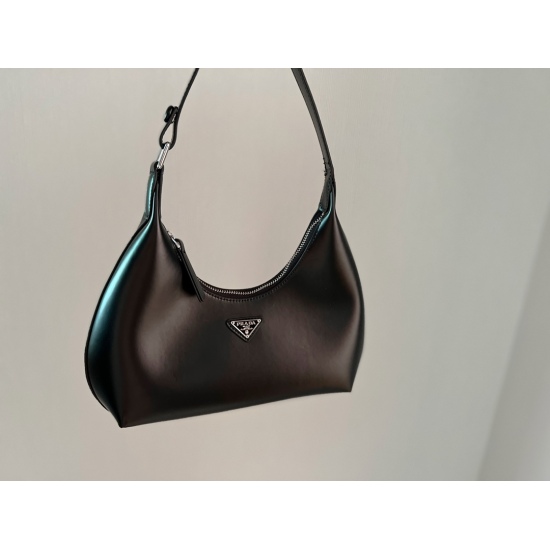 2023.11.06 185 box size: Medium width 31 * 13cmprad cleo underarm bag Prada Cleo has a strong design sense and a 3D feeling. You can feel its beautiful streamline through the pictures, which has a high fashion feel.