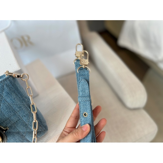 2023.10.07 255 box size: 26 * 14cmD home 22 early spring D - ioy! The newly released blue denim rattan patterned bag has two shoulder straps, a short chain strap, and a long leather strap. The actual product is really cute! Search for Dior Princess