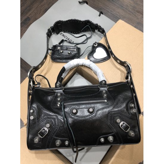 20240324 batch 870 Paris, new large travel bag • Size: 30 long, 15 high, and 14cm wide • Imported explosive leather black • Travel bag • Two leather hand woven handles • Adjustable and detachable shoulder straps (40cm) • Leather woven shoulder pads • Used