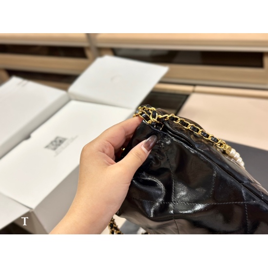 On October 13, 2023, 240 comes with a foldable box and an airplane box size of 18 * 19cm. The Chanel 23ss mini trash bag is also too beautiful! It's so beautiful, its capacity is also super! Handheld armpit crossbody