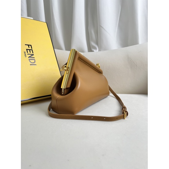 2024/03/07 Batch 830 Fendi First Small Handbag Pink Leather Handbag More Details Fendi First Small Handbag is made of soft pink Nappa leather material, and is fixed with a large metal opening and closing on the Nappa leather of the same color series. The 