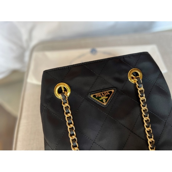 2023.11.06 195 Boxless Size: 22 * 20cm Prada Vintage Nylon Chain Parachute Bag, I really fell in love with it at a glance! Spring, summer, autumn, and winter can be fully versatile! The bag itself looks great! ⚠️ Original order channel goods!