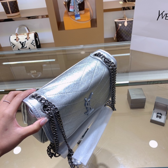 2023.10.18 p195 Cowhide Saint Laurent Chain Bag niki Pleated Bag Saint Laurent/Saint Laurent ♥️ Inside, there are double compartments with large and practical capacity. Imported calf leather with special craftsmanship has a pleated silver logo size of 25.