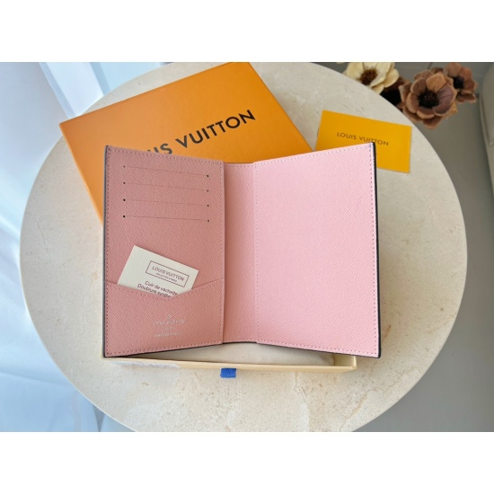 2023.07.11  LV passport folder Christmas series theme M62089 Ferris wheel Laohua passport folder! The 2020 Christmas style is the perfect companion for fashionable travel. The luxurious grain grain grain calf leather lining, with multiple compartments ins