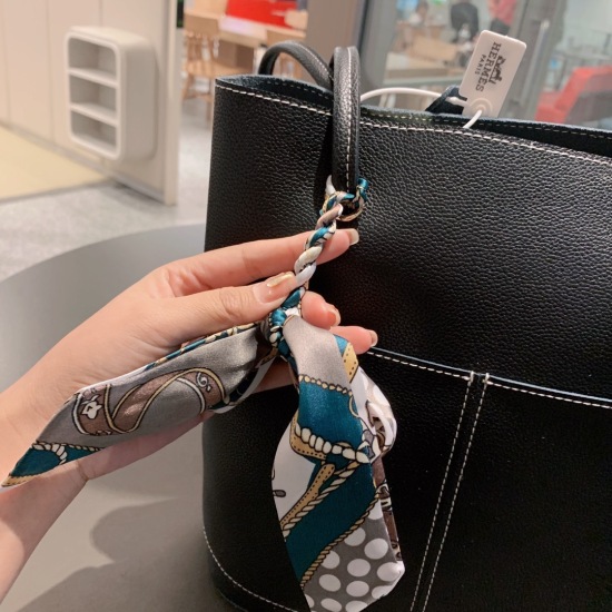 On October 29, 2023, the P215 leather Hermes new product shopping bag has the highest recent appearance rate in the entertainment industry and is an eternal classic of the H family Kelly's bag is easy to match, no matter how she wears it, it looks great o