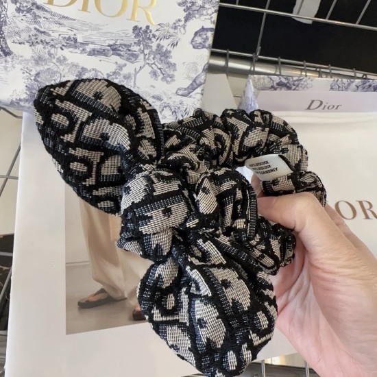 220240401 P55 comes with a Dior classic D-letter hairband in the packaging box, making it a popular and versatile fashion item! Simple and practical essential for ladies
