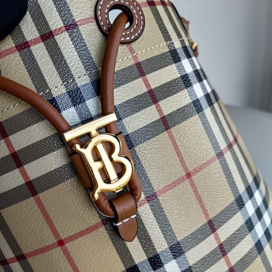 2024.03.09p700 B Home Small Drawstring Bucket Bag, decorated with Burberry plaid, paired with Italian tanned leather trim and TB exclusive logo. 16 x 26 x 26cm. Detachable and adjustable diagonal strap. 1 internal pocket. Adjustable drawstring opening and