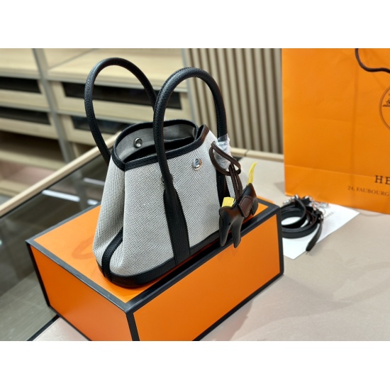 2023.10.29 185 comes with a foldable box size: 24 * 16cm Hermes Garden bag! The fabric is soft, with great capacity, and the gray color is often low-key and meaningful. Give away a pony as a gift