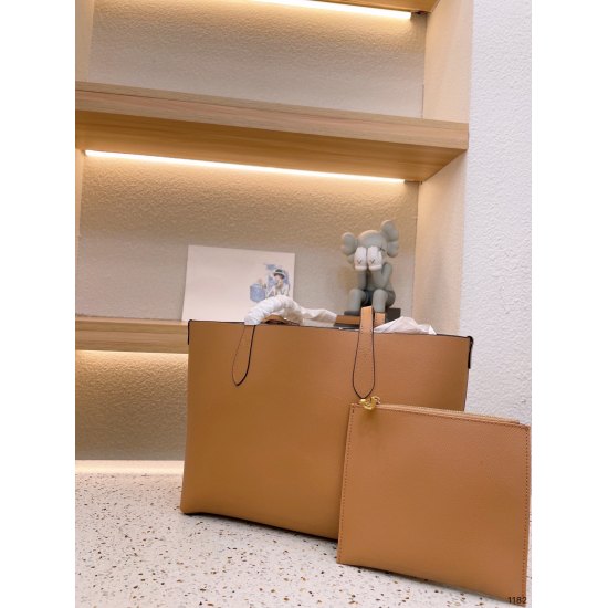 On November 17, 2023, P180 ❤ Burberry/Burberry Classic Temperament Big Brand Shopping Bag This is really classic. Your much-anticipated style looks great on the back, with a small bag inside. The quality of the bag is super B, imported fabric (original co
