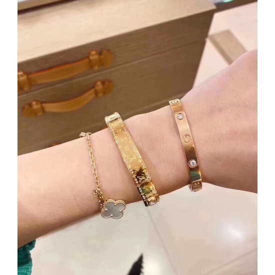 20240411 BAOPINZHIXIAOLV Diamond Couple Bracelet features CNC precision carved and replicated high-quality high-definition lettering