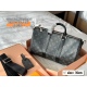 2023.10.1 250 Gift Box Size: 35 * 20cmL Home Keepall Black Grey Pillow Bag 35 This size is really suitable for boys to accommodate a 14 inch laptop, both male and female!!!! Male friends' battle bag search Lv keepall