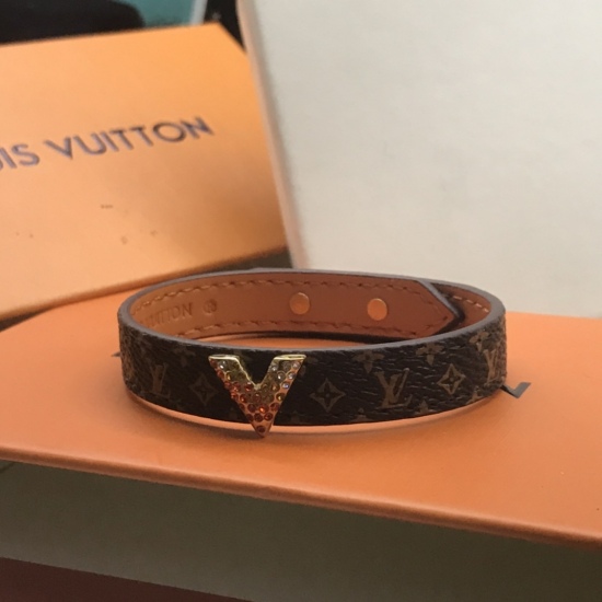 20240411 BAOPINZHIXIAOLV Leather Rope New V-shaped Colored Diamond Leather Rope Length Adjustable Genuine Leather Original Logo Reproduction High Version Stock Supply Number: C196545540