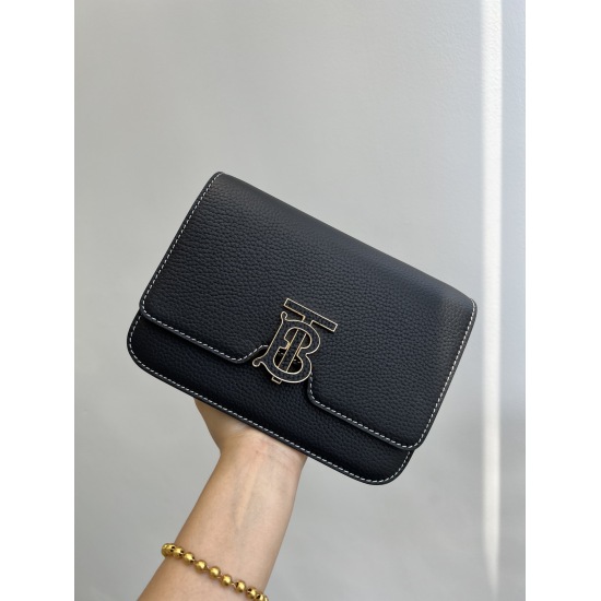 On March 9, 2024, the P880B family lychee grain cowhide TB metal leather diagonal cross bag is made of imported customized lychee grain cowhide. The leather is soft and glossy, with clear leather lines and a comfortable feel. Overall, it looks very high-e