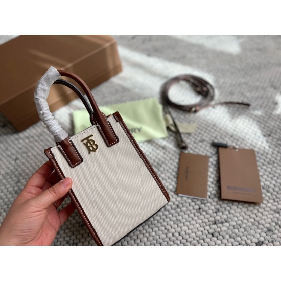 On November 17, 2023, with a box size of 13 * 17cm Bur mini tote (score bag), you can buy a bag again! Canvas with leather! Very elegant feeling!! Unisex! Both Sa and A!