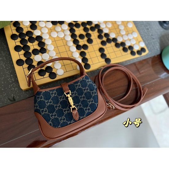 2023.10.03 220 210 box size: 28 * 18cm (large) 20 * 15cm (small) GG denim jackie1961 is very classic and retro! Mobile phone max can be put down! Double G jacquard denim fabric ➕ Premium brown leather! ⚠️ Pair with a single leather shoulder strap!