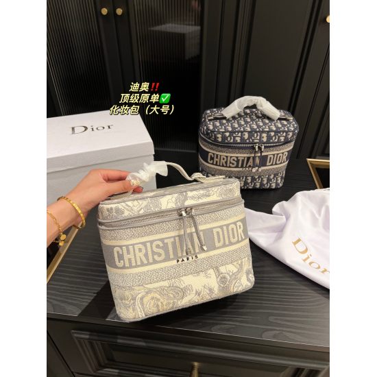 Top level original order on October 7th, 2023 ✅ P270 box matching ⚠️ Size 23.19 Dior Oblue Canvas Makeup Bag (Large) Dior Oblue is a must-have for business trips. Its capacity is sufficient to handle daily skincare and makeup for business trips. Dior's ag