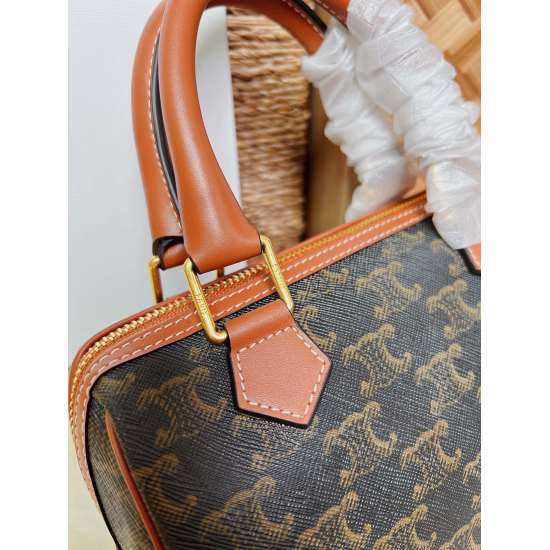 20240315 p730 CELINE | Small logo printed cow leather Boston bag TRIOPHE CANVAS logo print, cow leather edging, fabric lining, zipper lock, 1 main compartment, inner zipper pocket. Leather handle length 8cm Size: 19.5 X 14 X 7 Number: 197582CAS.04LU