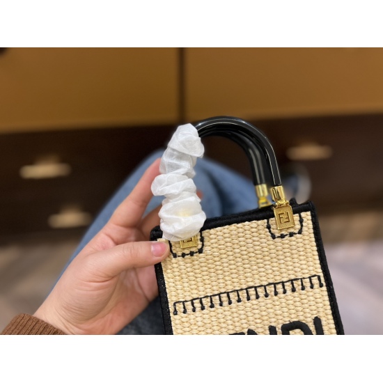 2023.10.26 185 Box size: 13 * 19cm Fendi Mini Shopping Bag Music Score The most popular tote model now has a great capacity! This bag is really cute: