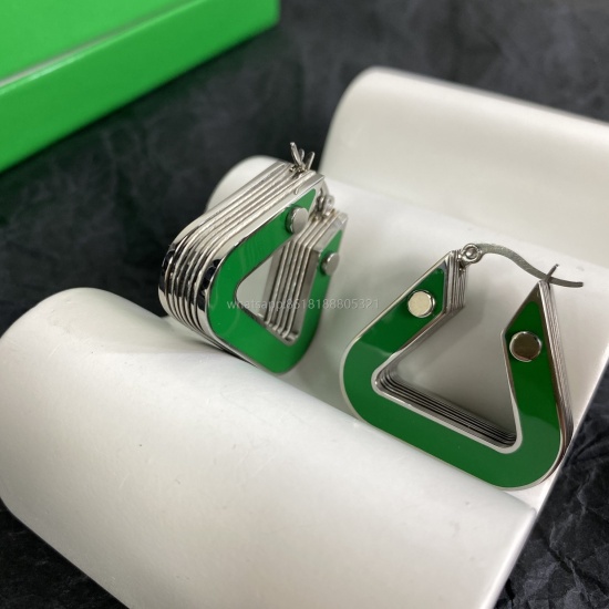 On July 23, 2023, the triangular earrings have been launched with brainpower fans. Baodie Home Jewelry looks great every season, with a simple and atmospheric design that is very stylish. This ring looks ordinary and doesn't want to be removed when worn. 